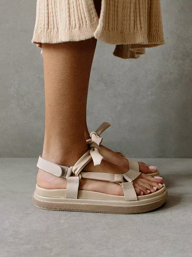 ALOHAS | Sandalen Tied Together | beige