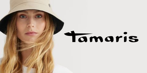 Neben dem Wort „Tamaris“ in schwarzer Schrift auf hellem Hintergrund ist eine Person mit langen Haaren, einem beigen Anglerhut und einem weißen Hemd abgebildet.