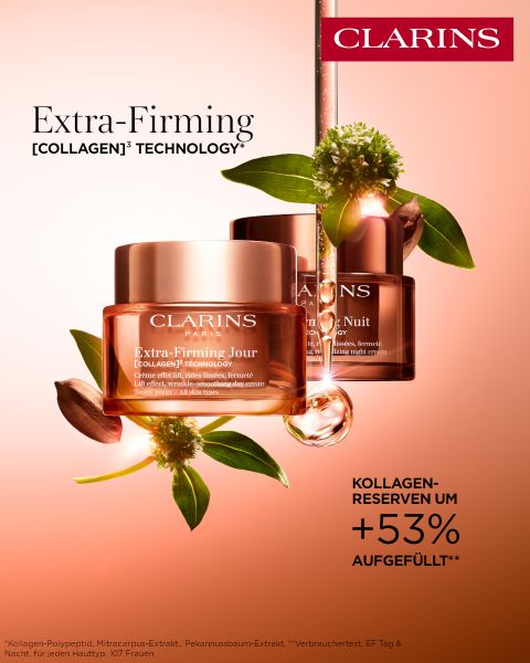 Zwei Clarins-Hautpflegetiegel mit den Aufschriften „Extra-Firming Jour“ und „Extra-Firming Nuit“ hängen vor einem orangefarbenen Hintergrund mit Farbverlauf. Weiße Blüten und eine grüne Samenkapsel umspielen sie. Der Text hebt die Vorteile von Kollagen und eine um 53 % gesteigerte Festigkeit hervor.