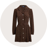 Braunes langärmeliges Kleid mit Kragen und kleinem weißen Blumenmuster, vorne geknöpft, mit passendem Gürtel in der Taille, auf weißem kreisförmigen Hintergrund.