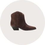 Ein brauner, knöchelhoher Westernstiefel aus Wildleder mit spitzer Zehenpartie und schrägem Blockabsatz auf einem hellen, runden Hintergrund.
