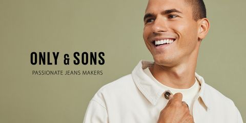 Eine Person, die lächelt und zur Seite schaut. Sie trägt ein helles Hemd. Der Hintergrund ist grün, auf der linken Seite steht „Only & Sons: Passionate Jeans Makers“.