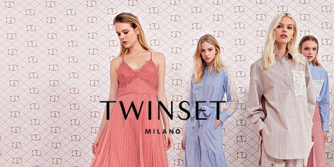 Vier Models posieren vor einem gemusterten Hintergrund und tragen unterschiedliche Outfits, darunter ein rosa Kleid und blau gestreifte Hemden. In der Mitte prangt prominent der Schriftzug „Twinset Milano“.