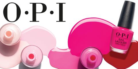 Eine farbenfrohe Werbung für OPI-Nagellack zeigt verschiedene Rosatöne, wobei aus drei offenen Flaschen Farbe austritt. Rechts steht eine geschlossene Flasche aufrecht und zeigt das Logo der Marke.