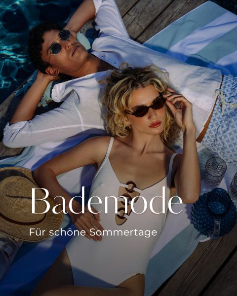 Zwei Personen in Badebekleidung entspannen sich mit Sonnenbrillen auf Handtüchern am Pool. Der Text lautet: „Bademode für schöne Sommertage.“.