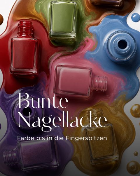 Geöffnete Nagellackfläschchen in verschiedenen Farben sind auf einer weißen Fläche verteilt. Der Text auf Deutsch lautet: „Bunte Nagellacke. Farbe bis in die Fingerspitzen.“.