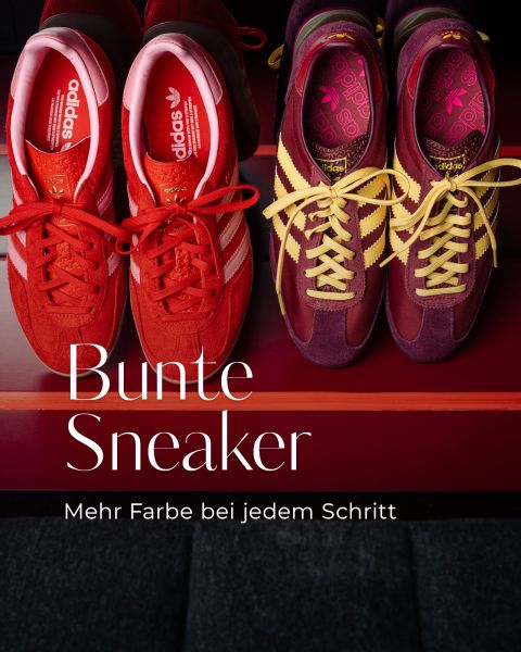 Zwei Paar bunte Adidas-Sneaker sind ausgestellt, ein rotes und ein lila Paar mit gelben Streifen. Der Text lautet: „Bunte Sneaker. Mehr Farbe bei jedem Schritt.“.
