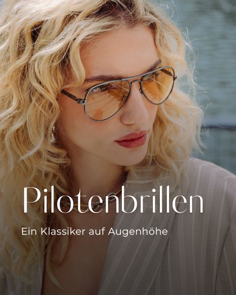 Eine Frau mit welligem blondem Haar trägt eine Pilotenbrille und eine gestreifte Jacke. Text: „Pilotenbrillen. Ein Klassiker auf Augenhöhe.“.