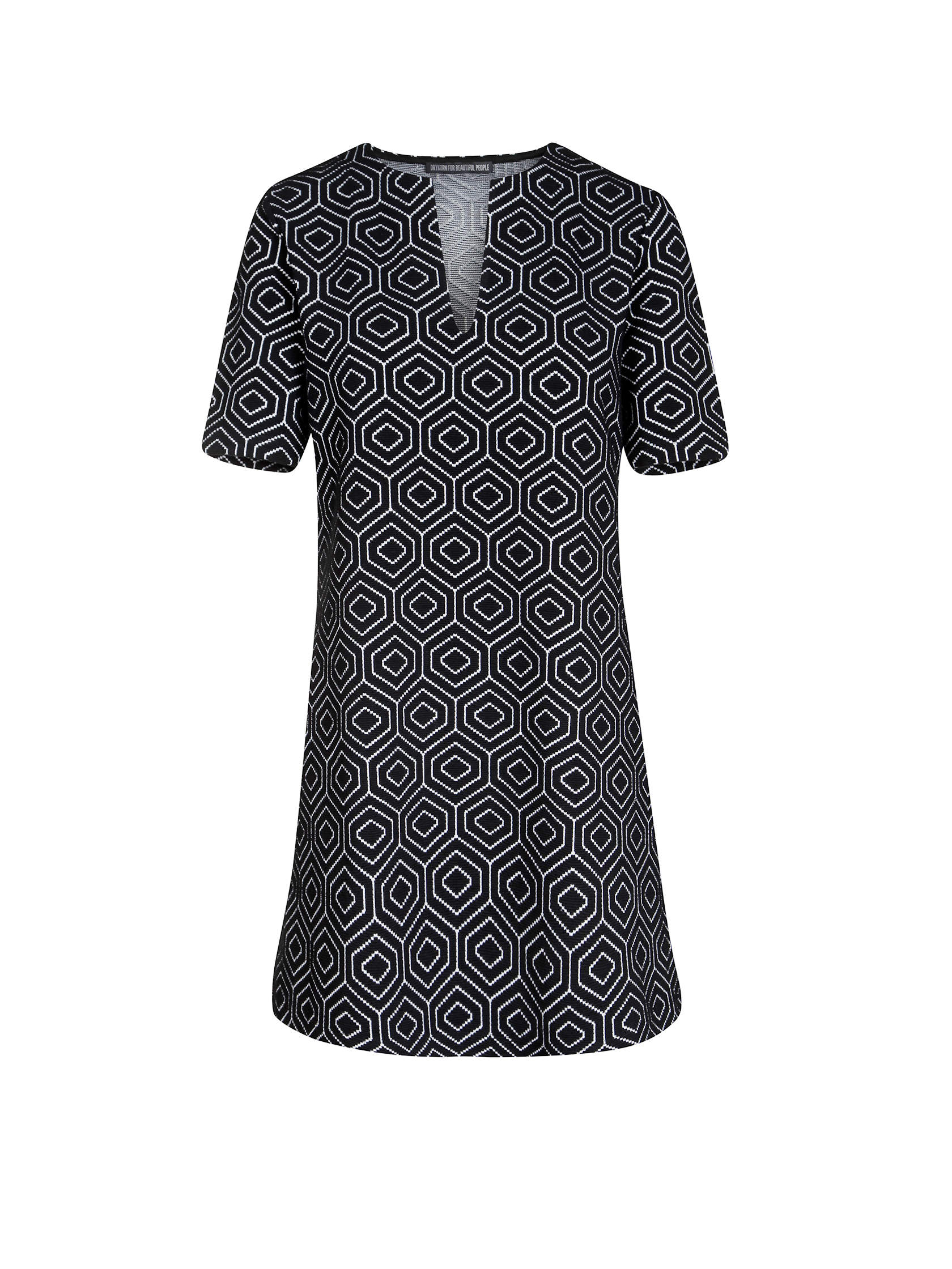 Ein kurzärmliges schwarzes Kleid mit weißem Sechseckmuster. Das Kleid hat einen V-Ausschnitt und einen leicht ausgestellten Saum.