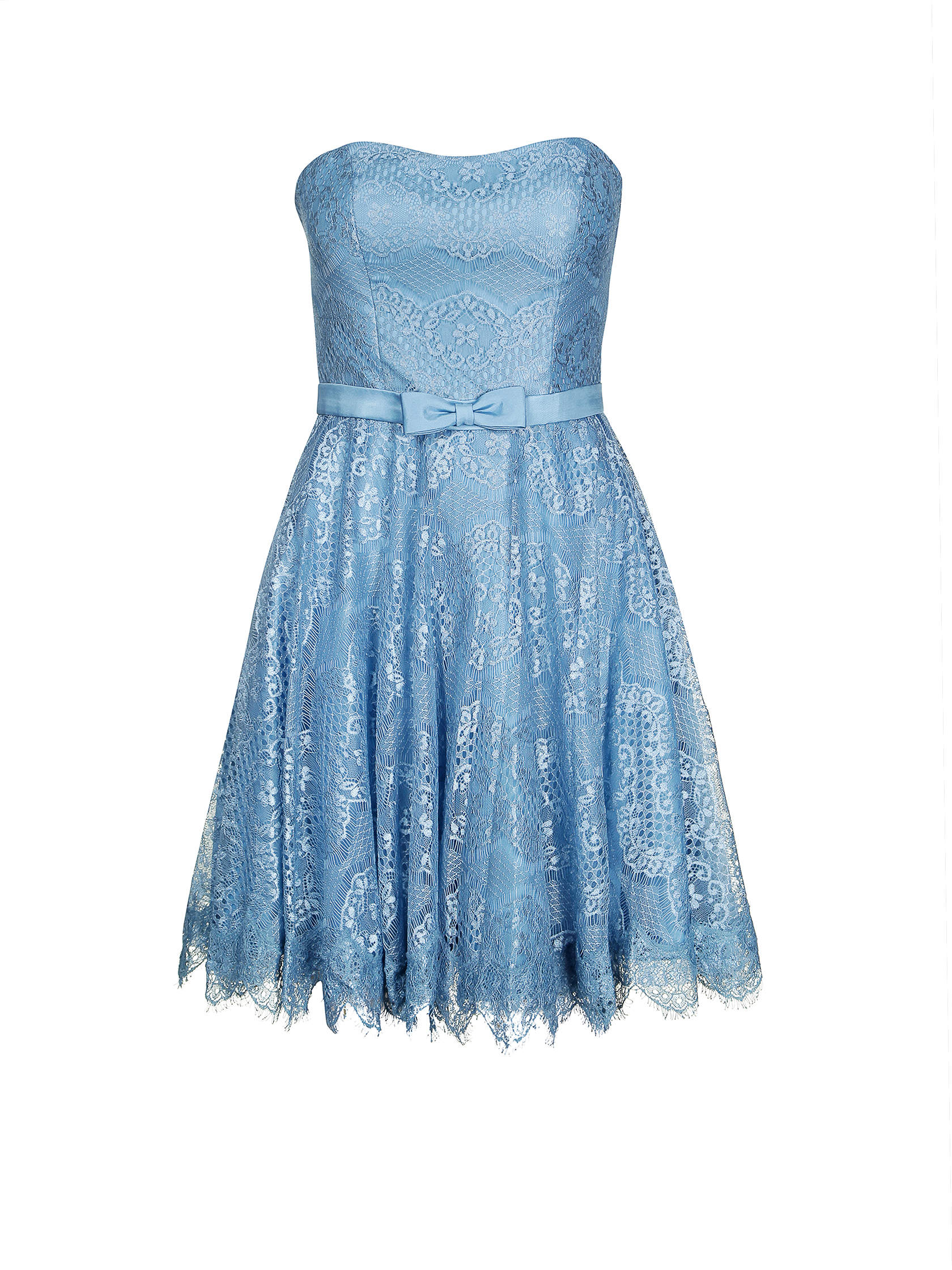 Ein trägerloses blaues Spitzenkleid mit tailliertem Oberteil und ausgestelltem Rock. Das Kleid hat einen Satinbandgürtel mit einer Schleife an der Taille und der Saum hat einen gewellten Spitzenrand.