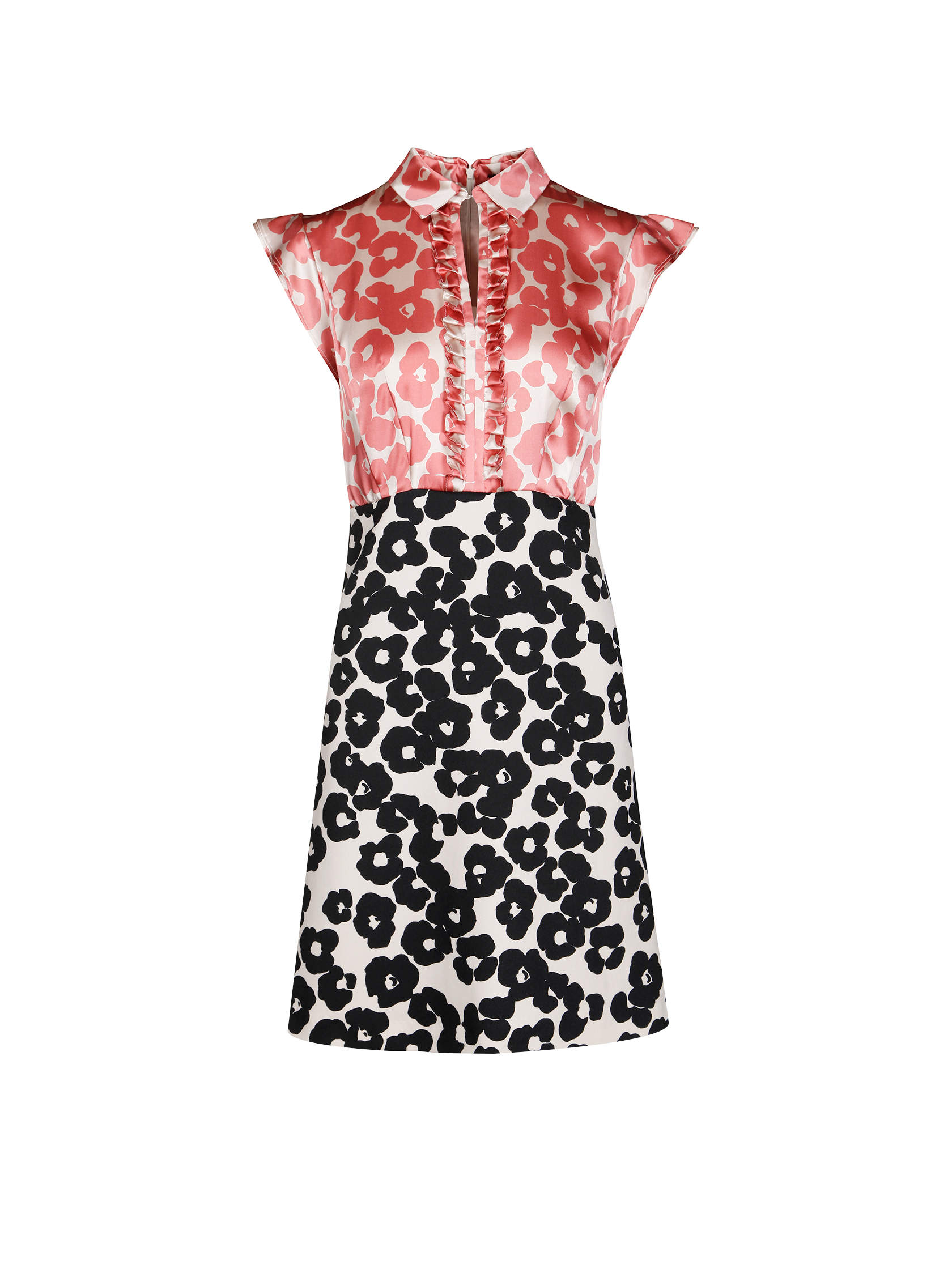 Ein ärmelloses Kleid mit einem rosa Oberteil mit Rüschendetails und Blumenmuster, kombiniert mit einem schwarz-weißen Blumenrock. Das Kleid hat einen hohen Kragen und ein Knopfdesign vorne.