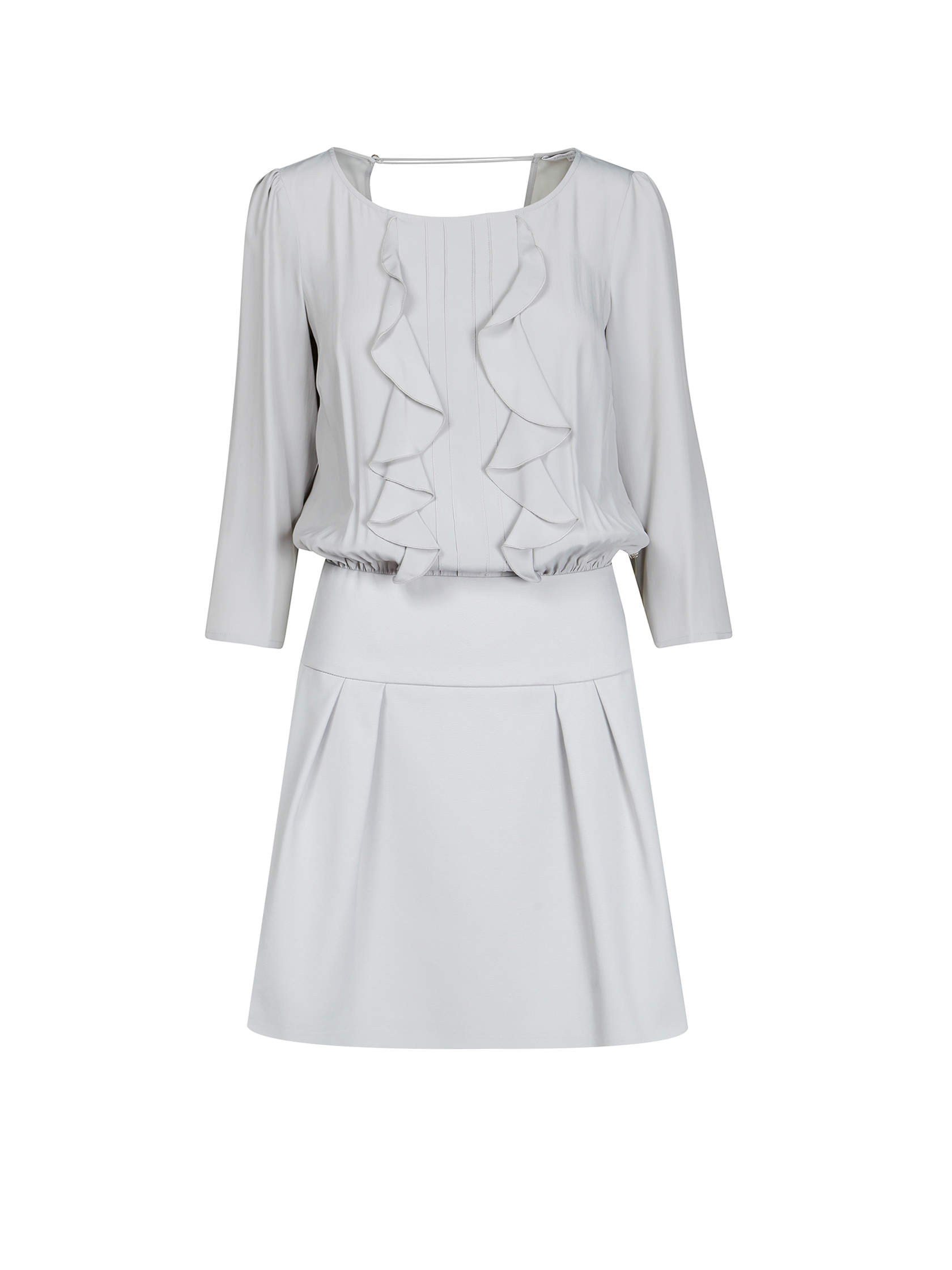 Ein hellgraues Kleid mit taillierter Taille und Faltenrock. Das Oberteil hat lange Ärmel und dekorative Rüschen auf der Vorderseite. Der Ausschnitt ist rund und leicht gewölbt.