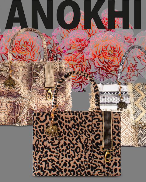 Drei Handtaschen werden vor einem Hintergrund mit aufwendigen Blumenmustern ausgestellt. Die Taschen weisen verschiedene Muster auf: Leopardenmuster, Schlangenhaut und ein strukturiertes Chevron-Design. Jede Tasche ist mit detaillierten Verschlüssen und Griffen verziert. „ANOKHI“ ist oben deutlich zu sehen.