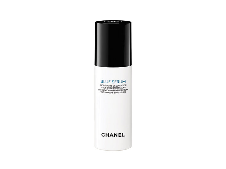Eine weiße Flasche Chanel Blue Serum mit schwarzem Deckel. Auf dem Etikett steht „Blue Serum“ und es werden Inhaltsstoffe erwähnt, die von Langlebigkeit inspiriert sind. Das Wort „Chanel“ ist unten in Schwarz aufgedruckt. Die Flasche steht auf einem weißen Hintergrund.