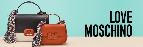 Zwei Handtaschen von Love Moschino vor einem blaugrünen Hintergrund. Die größere Tasche ist schwarz und weiß, die kleinere braun. An den Griffen beider ist gemusterter Stoff befestigt. Der Markenname „Love Moschino“ steht in Fettschrift auf der rechten Seite.