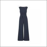 Ein ärmelloser, marineblauer Overall mit weitem Bein und einem passenden Stoffgürtel, der in der Taille gebunden wird, auf einem einfarbig weißen Hintergrund.