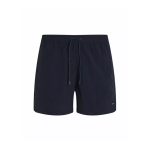 Ein Paar einfarbige marineblaue Badeshorts mit einem elastischen Bund, einem schwarzen Kordelzug und einem kleinen Logo am unteren linken Bein. Die Shorts sind vor einem weißen Hintergrund abgebildet.