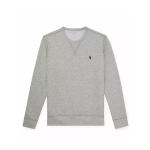 Ein hellgraues Sweatshirt mit Rundhalsausschnitt, langen Ärmeln, gerippten Bündchen und Saum und einem kleinen schwarzen Logo eines Reiters auf einem Pferd auf der linken Brust. Das Sweatshirt liegt flach auf einem weißen Hintergrund.