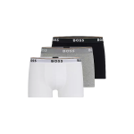Drei Paar Herren-Boxershorts in Weiß, Grau und Schwarz, jeweils mit schwarzem Bund und der Aufschrift "BOSS" in weißen Buchstaben. Die Boxershorts sind in einer gestaffelten Reihe auf weißem Hintergrund abgebildet.