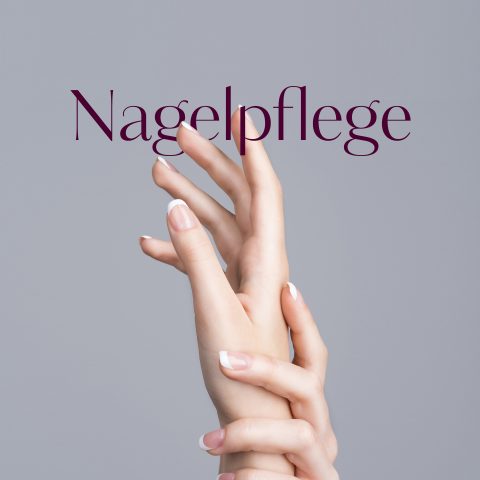 Nahaufnahme elegant manikürter Hände mit hellrosa Nägeln vor grauem Hintergrund. Über den Händen ist in violetter Schrift das Wort „Nagelpflege“ zu sehen.