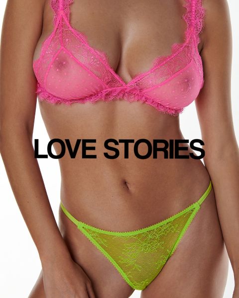 Eine Person trägt einen rosa Spitzen-BH und ein grünes Spitzenhöschen. Der Text „LOVE STORIES“ ist über das Bild gelegt. Der Hintergrund ist weiß.