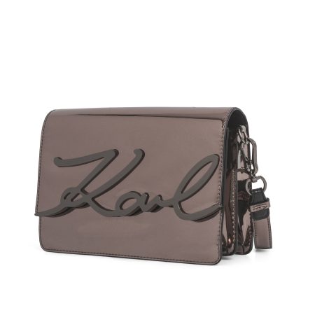 Eine elegante, metallische Handtasche mit einem großen, glänzenden Logo-Schriftzug auf der Vorderseite. Die Tasche hat eine rechteckige Form und einen abnehmbaren Riemen an der Seite.