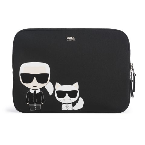 Eine schwarze Laptophülle mit Cartoon-Motiven eines Mannes mit Sonnenbrille und Anzug und weißem Pferdeschwanz sowie einer weißen Katze, ebenfalls mit Sonnenbrille. Oben ist die Marke „Karl Lagerfeld“ aufgedruckt.