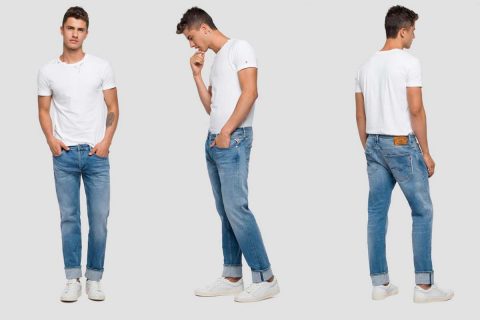 Drei Ansichten eines Mannes, der ein weißes T-Shirt, blaue Jeans und weiße Turnschuhe vor einem schlichten Hintergrund trägt. Der Mann steht in entspannter Pose und zeigt das Outfit von vorne, von der Seite und von hinten.