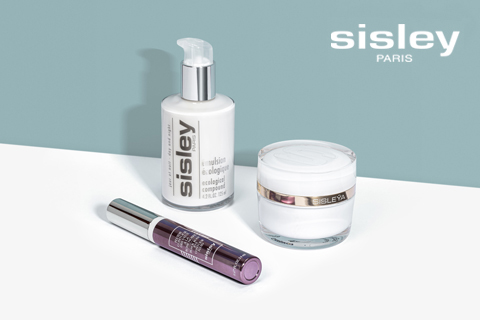 Eine Kollektion von Hautpflegeprodukten von Sisley Paris auf einer hellen Oberfläche. Enthält eine Pumpflasche mit der Aufschrift „Emulsion écologique“, eine kleine violette Tube und ein weißes Gefäß mit Metalldeckel. Das Markenlogo wird in der oberen rechten Ecke angezeigt.