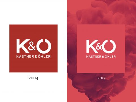 Vergleich der Logos von Kastner & Öhler: Links ist ein rotes Quadrat mit „K&O“ in Weiß, darüber „KASTNER & ÖHLER“ in kleinerer Schrift, datiert 2004. Rechts ist ein ähnliches Design vor einem Hintergrund aus wirbelndem rotem Rauch, datiert 2017.
