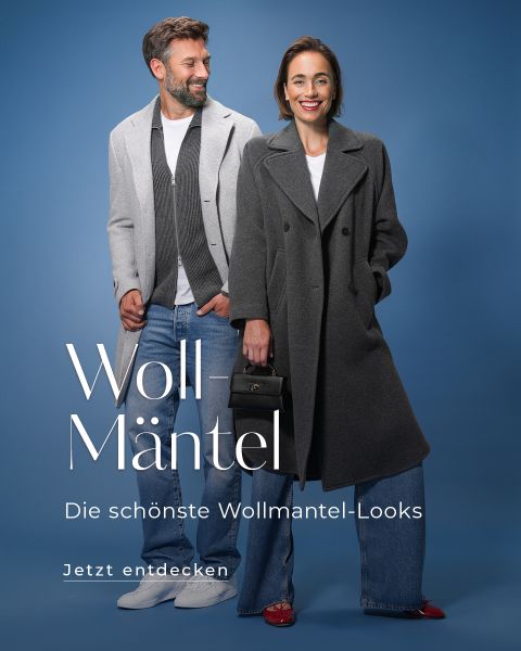 Ein Mann und eine Frau stehen vor einem blauen Hintergrund, beide tragen Wollmäntel. Die Frau hält eine schwarze Handtasche. Der Text auf dem Bild lautet „Woll-Mäntel. Die schönsten Wollmantel-Looks. Jetzt entdecken.“.