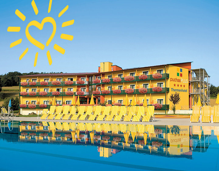 Hotel mit gelb-orangefarbener Fassade, geschmückt mit Blumenkästen auf jedem Balkon. Ein großer Außenpool spiegelt das Gebäude wider. Gelb gestreifte Liegestühle säumen den Pool. Am Himmel ist eine herzförmige Sonne abgebildet.