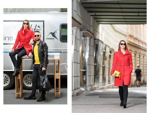 Links: Eine Frau im roten Mantel sitzt auf einer Holzplattform neben einem Mann in einer schwarzen Lederjacke. Rechts: Dieselbe Frau läuft selbstbewusst durch eine städtische Umgebung und hält eine gelbe Clutch in der Hand. Beide tragen Sonnenbrillen.
