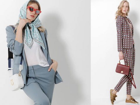 Zwei Frauen posieren in stylischen Outfits. Die linke Frau trägt ein blaues Kostüm, ein weißes Oberteil, ein gemustertes Tuch, eine rote Sonnenbrille und trägt eine weiße Tasche. Die rechte Frau trägt ein gemustertes Kostüm, braune Schuhe und hält eine kastanienbraune Handtasche. Beide blicken selbstbewusst in die Kamera.