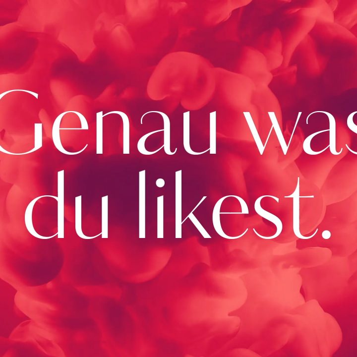 Das Bild zeigt den Satz „Genau was du likest.“ in eleganter weißer Schrift auf einem roten, wolkenähnlichen Hintergrund.