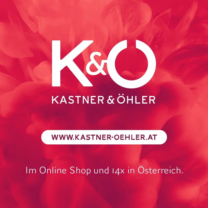 Ein leuchtend rotes Bild mit wirbelndem Raucheffekt, mit dem Logo „K&O Kastner & Öhler“ und der Website „www.kastner-oehler.at“ in weißem Text. Der untere Text lautet „Im Online Shop und 14x in Österreich.