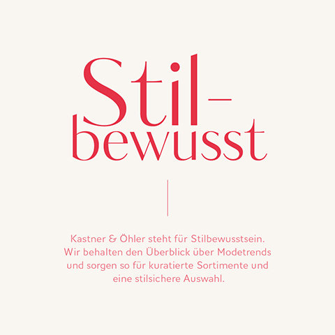 Textbild mit „Stil-bewusst“ in großer Schrift. Darunter heißt es: „Kastner & Öhler steht für Stilbewusstsein. Wir behalten den Überblick über Modetrends und sorgen so für kuratierte Sortimente und eine stilische Auswahl.“ Beiger Hintergrund.