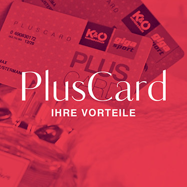 Rotes Overlay-Bild mit zwei K&O PlusCards, einem Parfümflakon und dem Text „PlusCard Ihre Vorteile“.