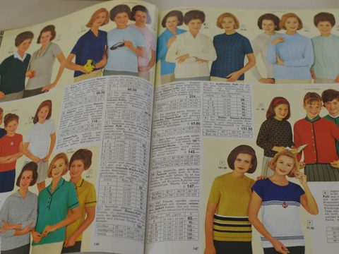 Ein Vintage-Katalog mit Frauen, die verschiedene Modetrends der 1960er Jahre vorführen. Die Seiten zeigen farbenfrohe Oberteile, Kleider und Röcke sowie detaillierte Tabellen mit Kleidungsnamen, Größen und Preisen.