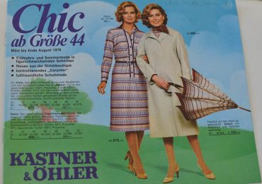 Seite eines Vintage-Modemagazins mit zwei Frauen in modischer Kleidung von März bis August 1979. Eine trägt ein gemustertes Kleid und eine Jacke, die andere einen Mantel mit einem Regenschirm mit Streifenmuster. Der Text enthält Preise und den Ladennamen „Kastner & Öhler“.