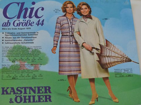 Seite eines Vintage-Modemagazins mit zwei Frauen in modischer Kleidung von März bis August 1979. Eine trägt ein gemustertes Kleid und eine Jacke, die andere einen Mantel mit einem Regenschirm mit Streifenmuster. Der Text enthält Preise und den Ladennamen „Kastner & Öhler“.