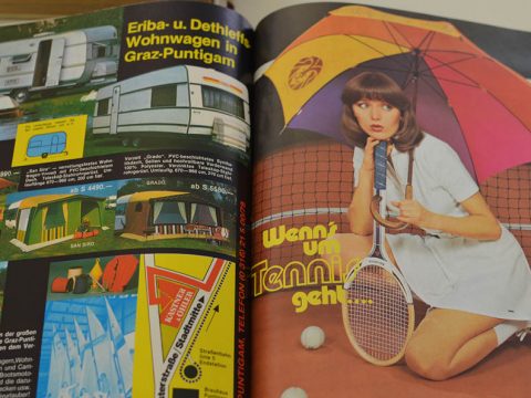 Eine Retro-Magazinstrecke mit Anzeigen. Die rechte Seite zeigt eine Frau im Tennis-Outfit, die einen bunten Regenschirm und einen Schläger hält, mit der Überschrift „Wenn’s um Tennis geht …“. Die linke Seite enthält Anzeigen für Wohnwagen und Zelte.
