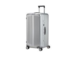 Ein silberner Hartschalenkoffer mit vier Rädern und einem schwarzen Teleskopgriff, aufrecht stehend auf weißem Hintergrund.