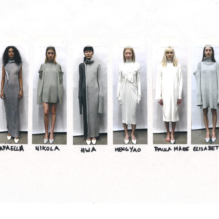 Eine Reihe von acht Frauen, die minimalistische, einfarbige Outfits vorführen. Jedes Outfit, das in Grau- und Weißtönen variiert, zeichnet sich durch unverwechselbare, avantgardistische Designs aus. Die Models stehen vor einem schlichten weißen Hintergrund. Unter jedem Model sind handschriftliche Namen vermerkt.