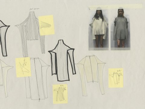 Eine Designtafel mit Kleiderskizzen auf Papier mit gelben Haftnotizen. Zwei nebeneinander liegende Fotos zeigen eine Person, die das Kleid trägt, und zeigen Vorder- und Rückansichten. Die Skizzen heben die Struktur und Details des Kleidungsstücks hervor.