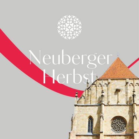 Abbildung eines historischen Steingebäudes mit rotem Dach vor hellgrauem Hintergrund. Ein roter diagonaler Streifen verläuft quer über das Bild. Nahe der Mitte erscheint in Weiß der Text „Neuberger Herbst“ zusammen mit einem dekorativen kreisförmigen Muster.
