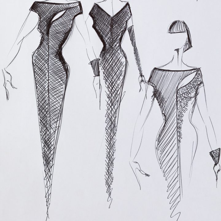 Modeskizze mit drei eleganten Abendkleidern. Die Designs heben unterschiedliche Ausschnitte, Ärmellängen und Verzierungen hervor. Die seitlich angegebenen Größen sind 36/38, 40/42, 44. Gezeichnet mit schwarzer Tinte auf weißem Papier.