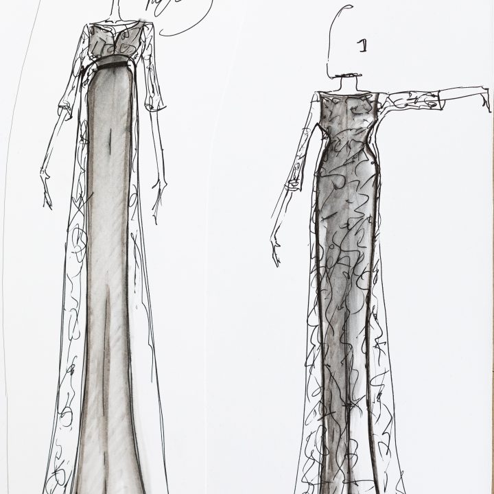 Modeskizzen von zwei Kleidern mit langen, fließenden Silhouetten und kurzen Ärmeln. Beide Designs weisen aufwendige Spitzendetails und hohe Ausschnitte auf. Die Skizze links zeigt eine Seitenansicht, während die rechte eine Vorderansicht zeigt.