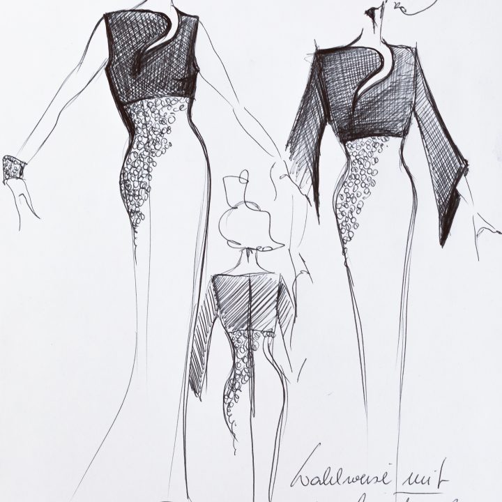 Modeskizze eines langen, eleganten Kleides mit floralen Spitzendetails. Das Design zeigt Variationen des Kleides mit und ohne Ärmel, dargestellt in Vorder- und Rückansicht. Handschriftliche Notizen begleiten die Skizzen.
