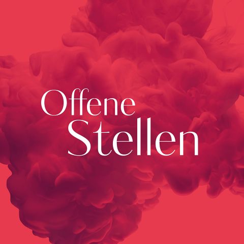 Der Text „Offene Stellen“ wird auf einem wirbelnden, rauchroten Hintergrund angezeigt.